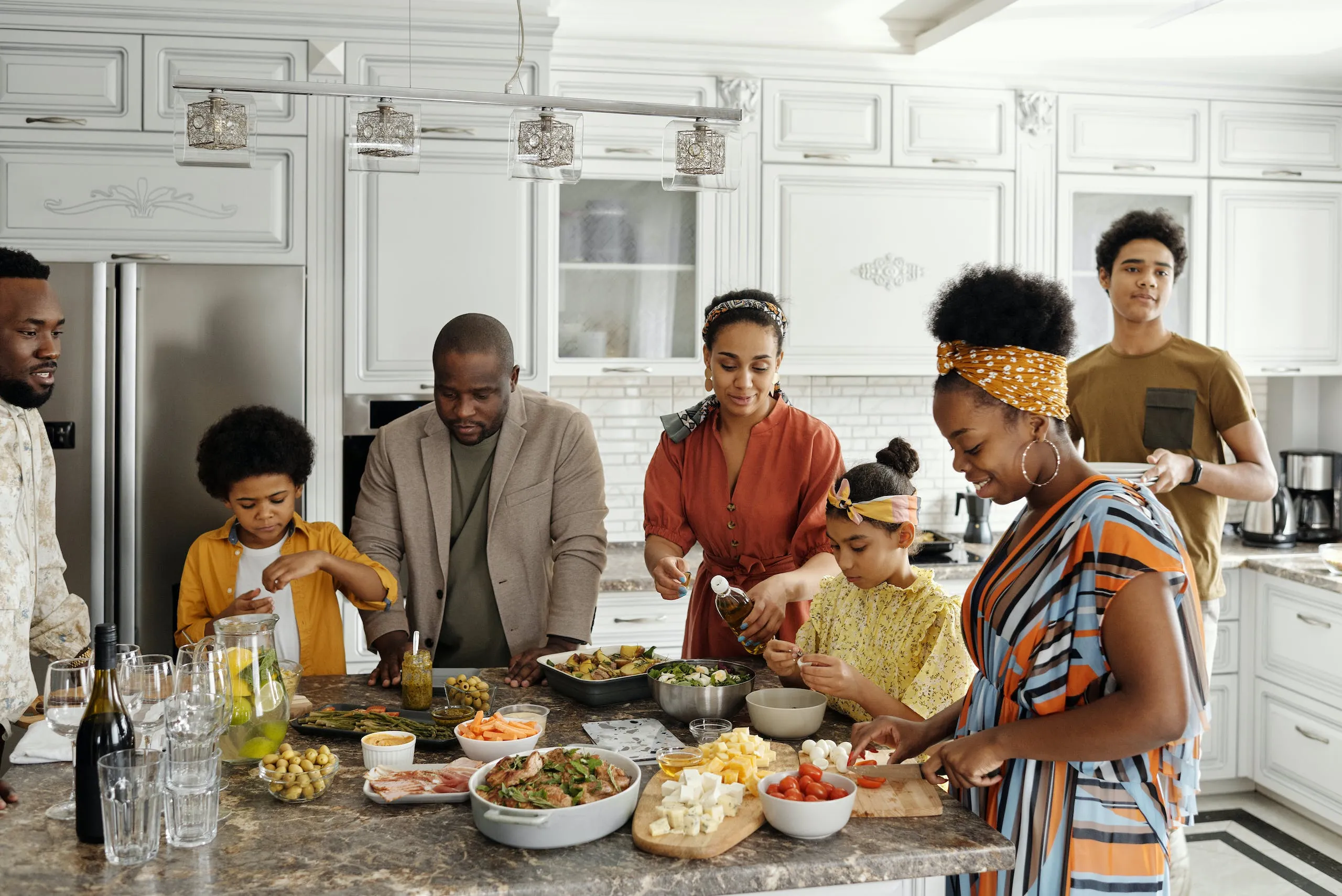 Famille préparant et partageant un repas convivial dans une cuisine moderne et chaleureuse. Scène représentative d'un foyer accueillant, valorisant l'achat d'une maison à vendre par un courtier immobilier Gatineau.